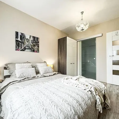 Stylish - Balcony, Church Views, Parking! Tram فروتسواف