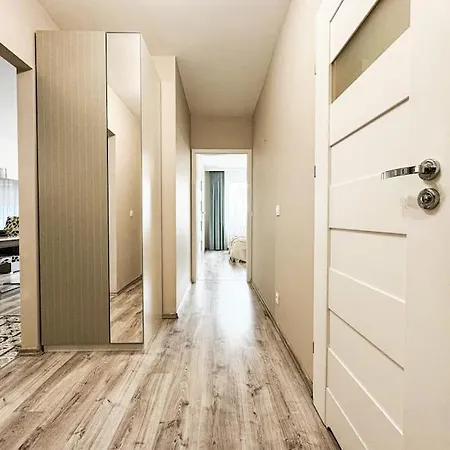 アパート Stylish - Balcony, Church Views, Parking! Tram ヴロツワフ