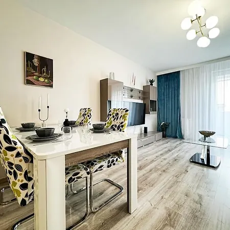 شقة Stylish - Balcony, Church Views, Parking! Tram *