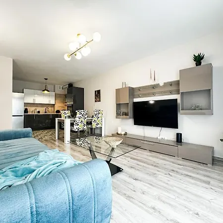 شقة Stylish - Balcony, Church Views, Parking! Tram