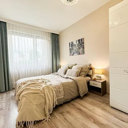 Stylish - Balcony, Church Views, Parking! Tram فروتسواف